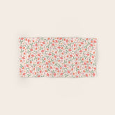 A breath of fresh air - A seamless floral pattern in pinks and reds Bath Towel
