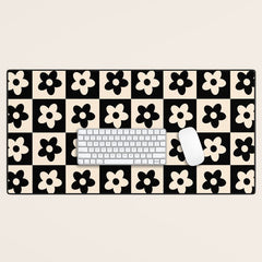 90s flowers checkers cream and black Desk Mat